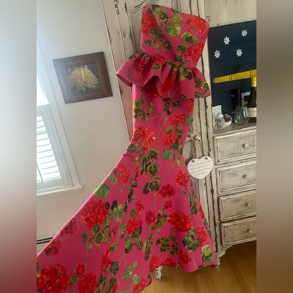 Oscar de la Renta
Strapless Geranium-Print Faille Peplum Trumpet Gown - Picture 6 of 10